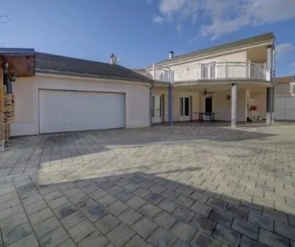 Maison de 193 m2 7 pièces 5 chambres sur 9a15 - YUTZ