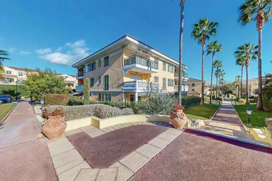 Appartement 3 pièces lumineux avec terrasse, jardin et place de parking –Mandelieu-la-Napoule