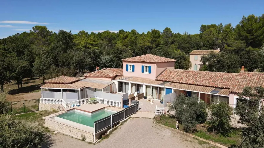 A découvrir : magnifique villa de 310 m2, sur terrain de 2400 m2 à 10 minutes des Gorges du Verdon
