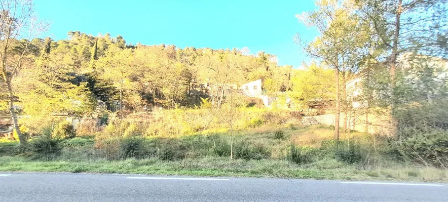 Terrain constructible avec vue dégagée à Vins-sur-Caramy – Emplacement idéal