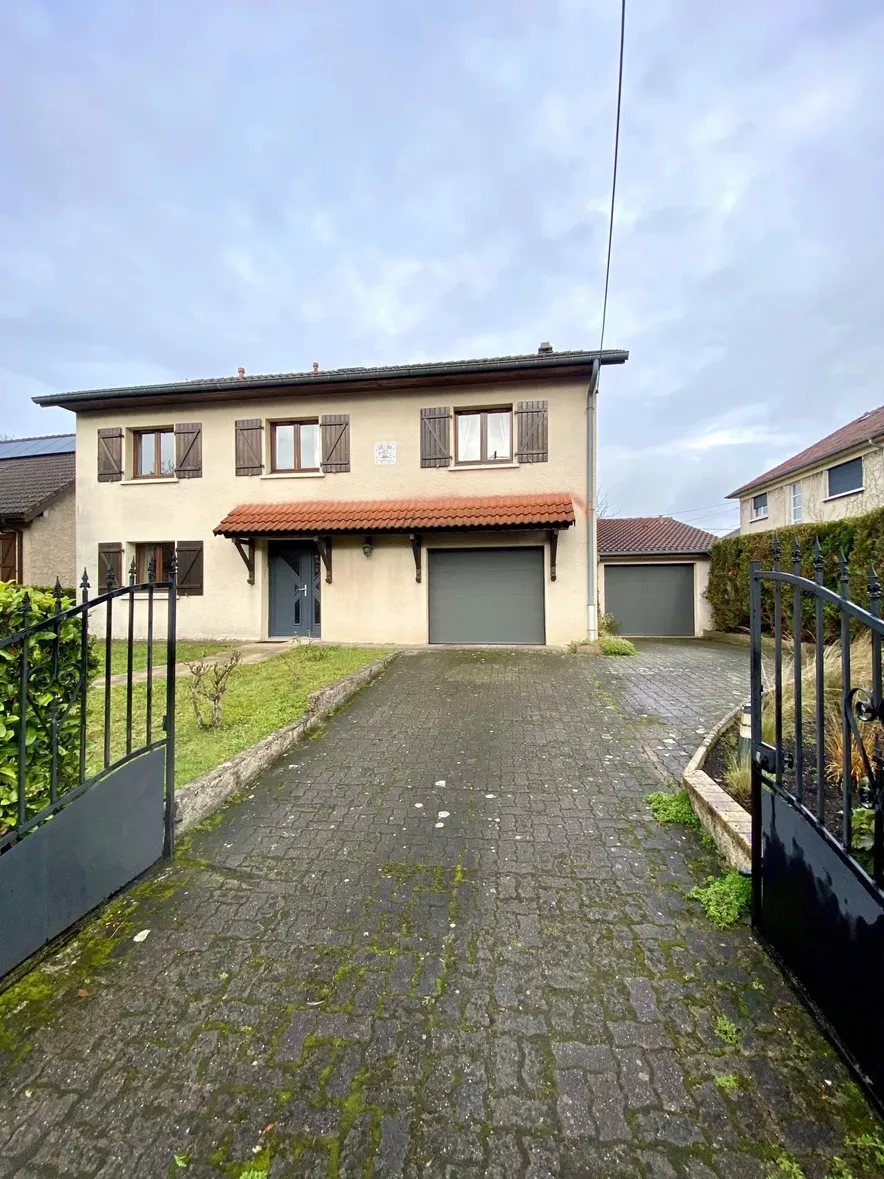 Maison individuelle 7 pièces avec terrasse, jardin et double garage