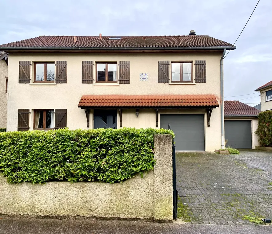 Maison individuelle 7 pièces avec terrasse, jardin et double garage
