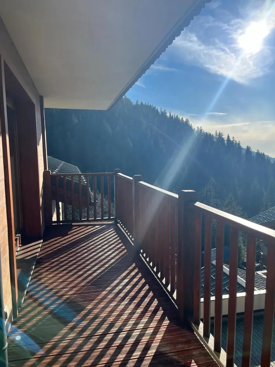 Très bel appartement tout confort avec vue dégagée sur la vallée d’Albertville, à proximité immédiate des départs de ski et des circuits de randonnée