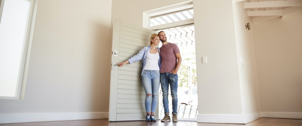 Couple qui visite seule un bien immobilier